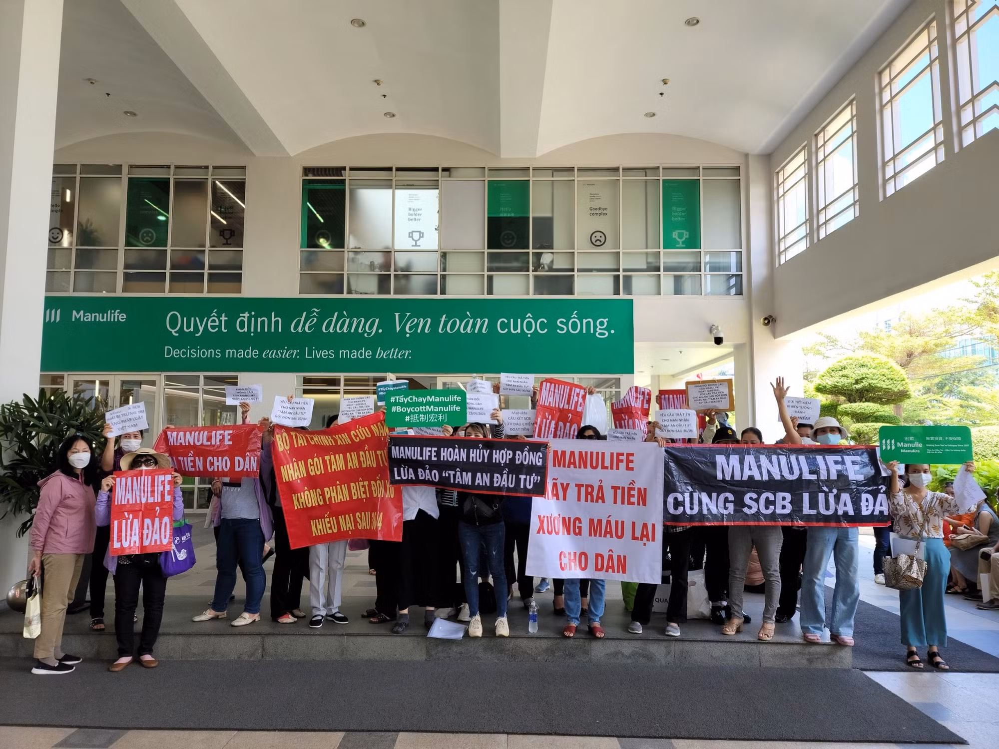 Khách hàng tiếp tục kéo tới Manulife, yêu cầu giải quyết đơn khiếu nại tập thể -0