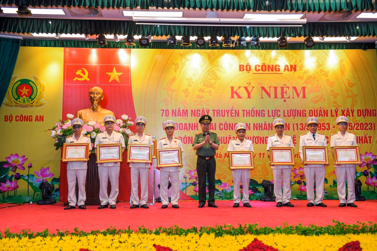 Cục Quản lý Xây dựng và doanh trại đón nhận Huân chương Bảo vệ Tổ quốc hạng Nhất -0