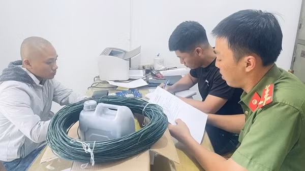 Lên mạng học chế tạo thuốc nổ để bán lấy tiền tiêu xài và trả nợ