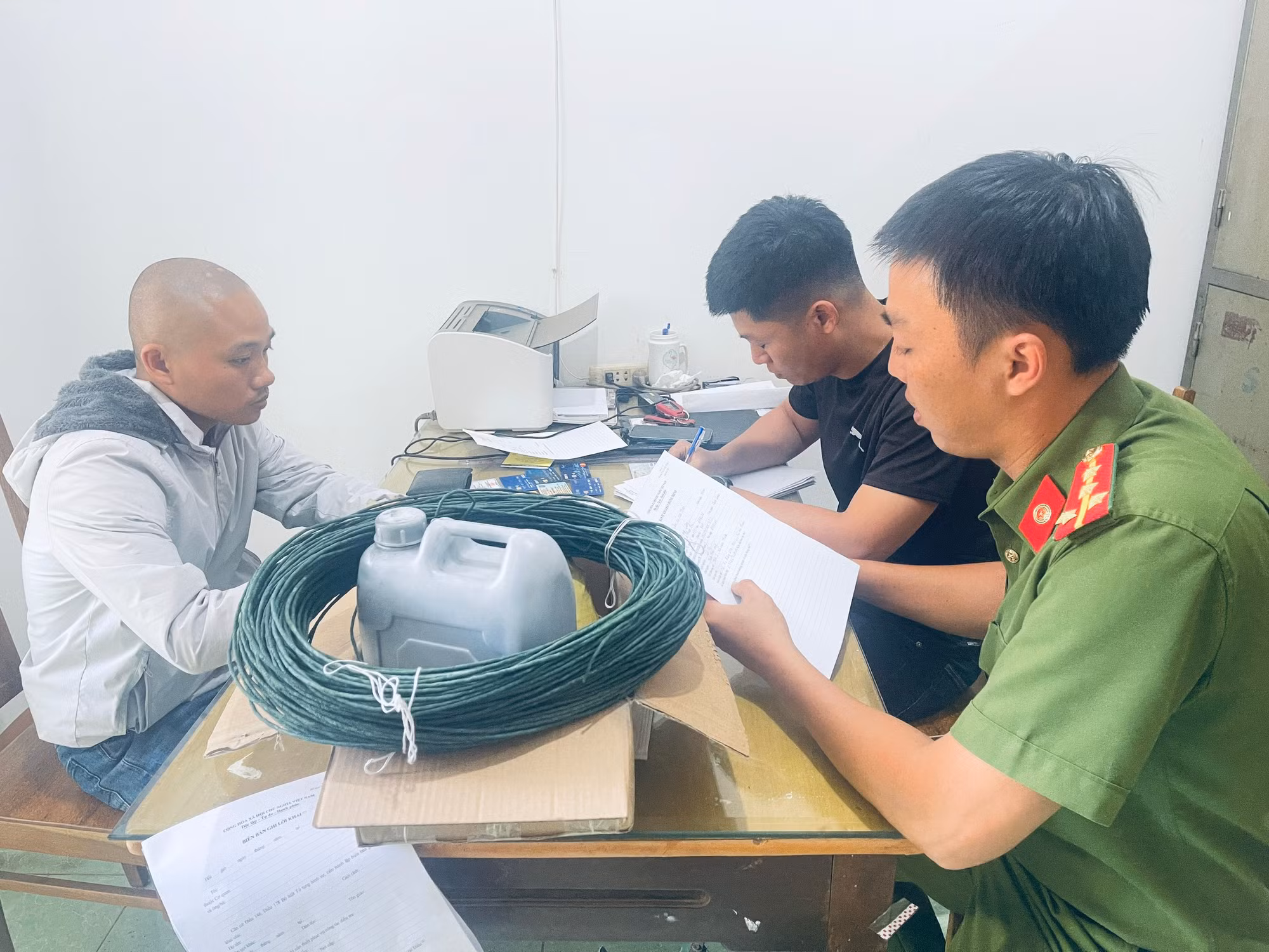 Lên mạng Internet học chế tạo thuốc nổ rồi rao bán kiếm lời -0