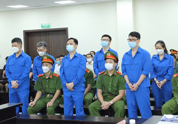 “Sói già” thâu tóm, nhà đầu tư nhỏ lẻ sập bẫy -0