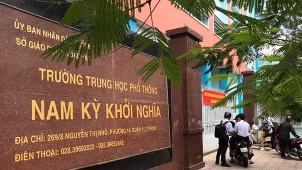 Nam sinh lớp 10 bị đánh nứt xương trán phải nhập viện