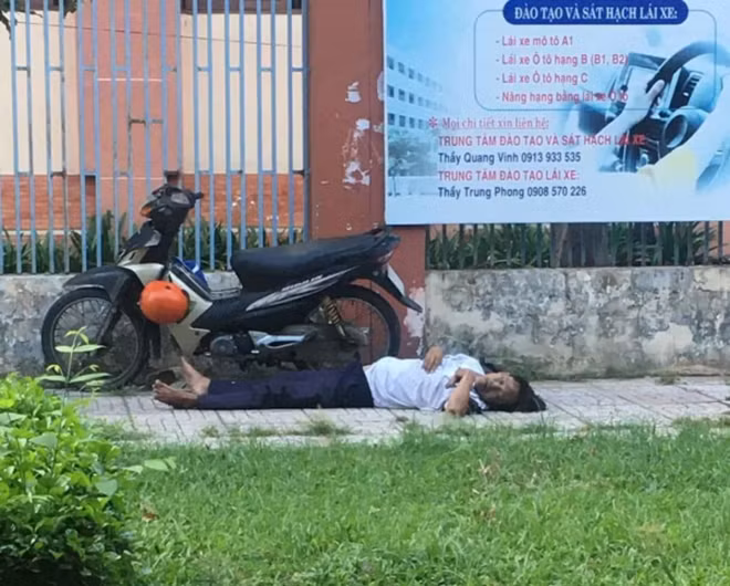 Người đàn ông tử vong bên cạnh xe máy -0