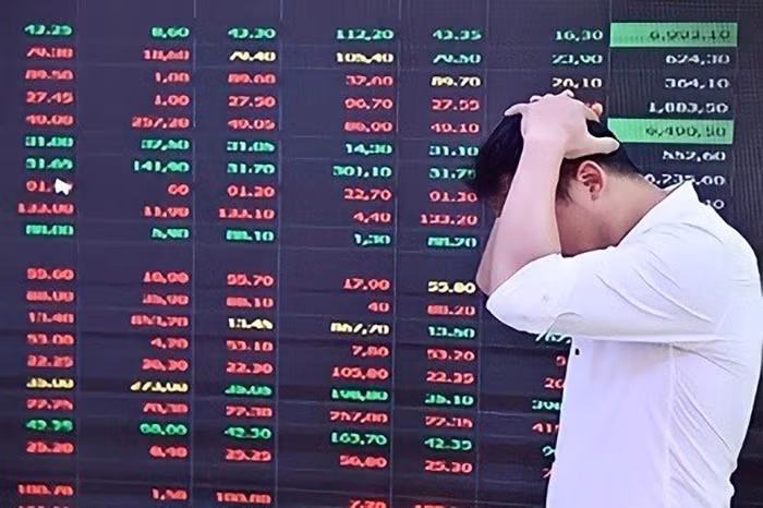“Sói già” thâu tóm, nhà đầu tư nhỏ lẻ sập bẫy -0