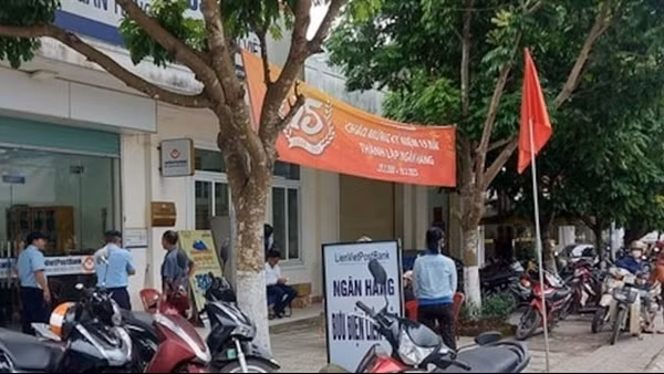 Người dân huyện Tuyên Hoá ồ ạt rút tiền do tin đồn trên mạng ngân hàng vỡ nợ