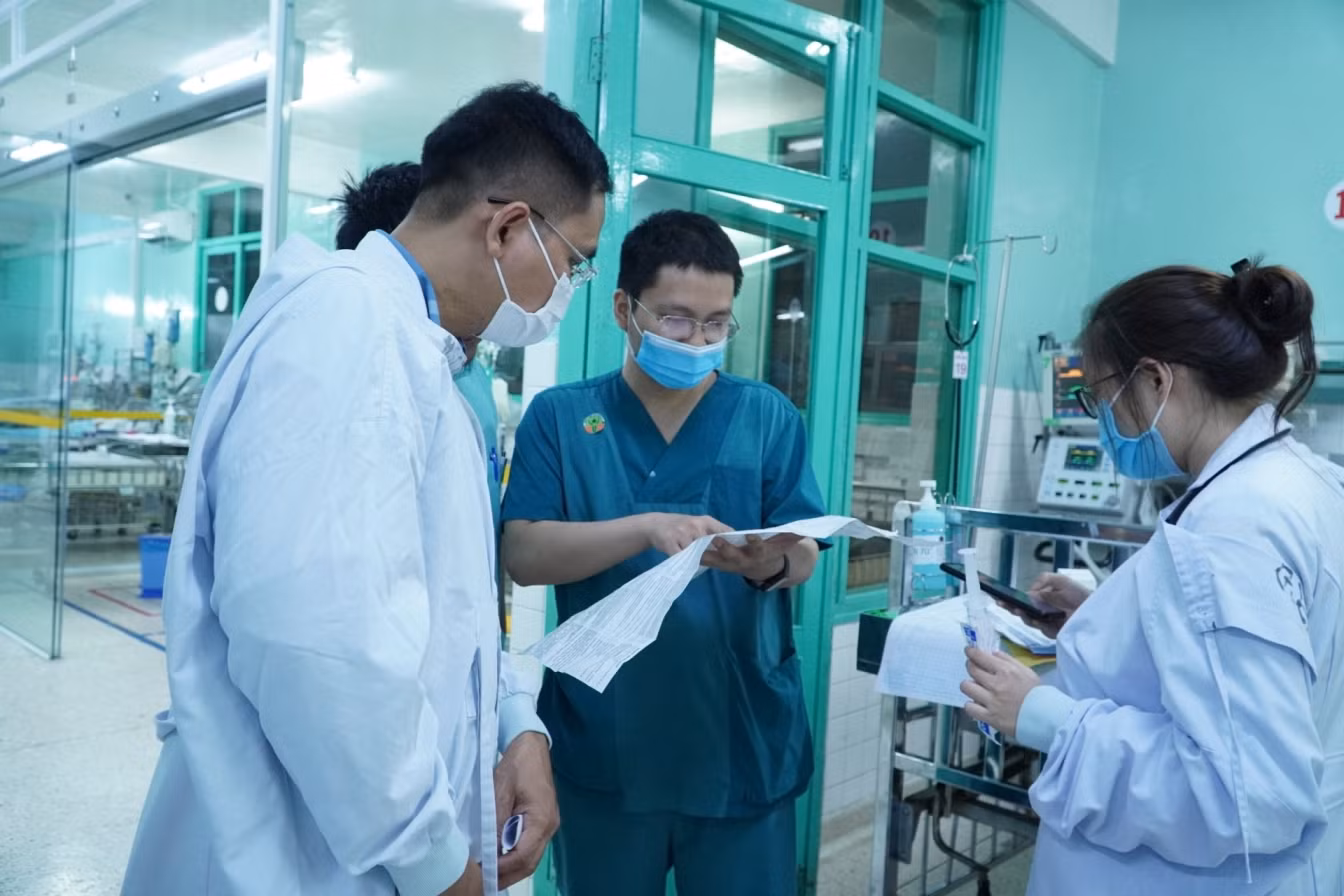 Xuyên đêm vận chuyển thuốc BAT để cứu 3 trẻ nghi ngộ độc botulinum do ăn giò lụa -0