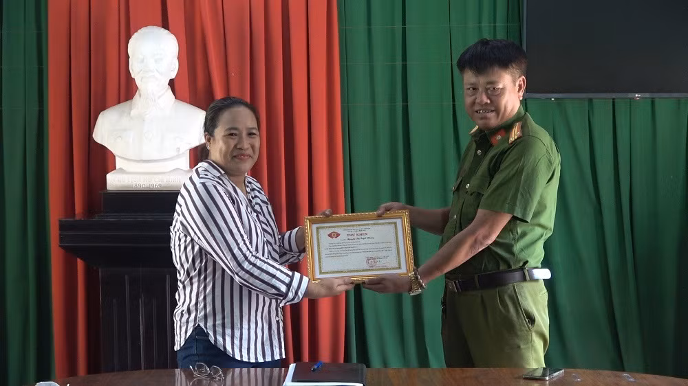 Tặng thư khen cho 2 công dân không tham của rơi -0