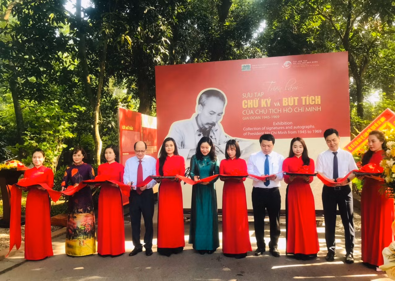 Triển lãm“Sưu tập chữ ký và bút tích của Chủ tịch Hồ Chí Minh giai đoạn 1945 – 1969” -0