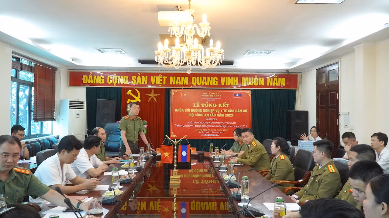 Nâng cao nghiệp vụ y tế cho cán bộ y tế Bộ Công an Lào -0