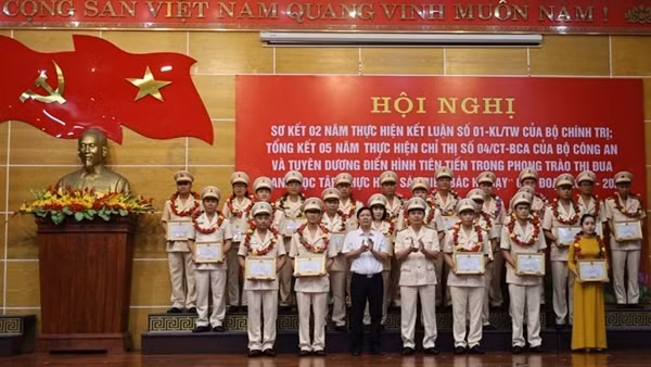 Công an Quảng Bình tuyên dương các điển hình học tập, làm theo Sáu điều Bác dạy