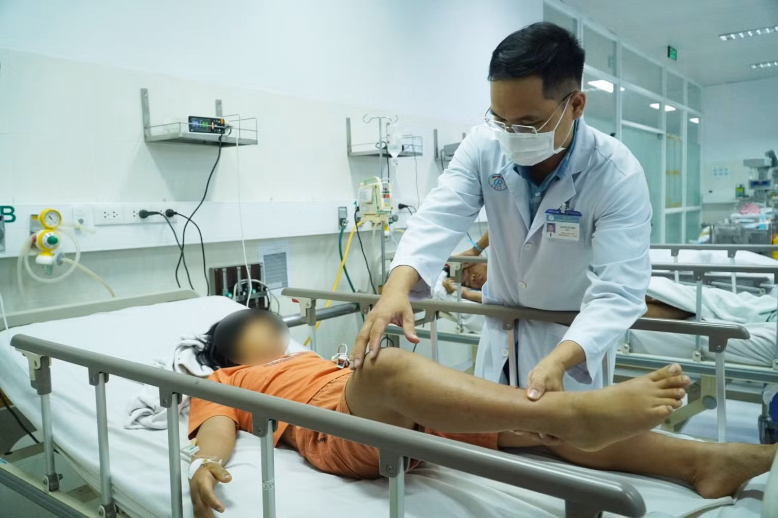 Xuyên đêm vận chuyển thuốc BAT để cứu 3 trẻ nghi ngộ độc botulinum do ăn giò lụa -0