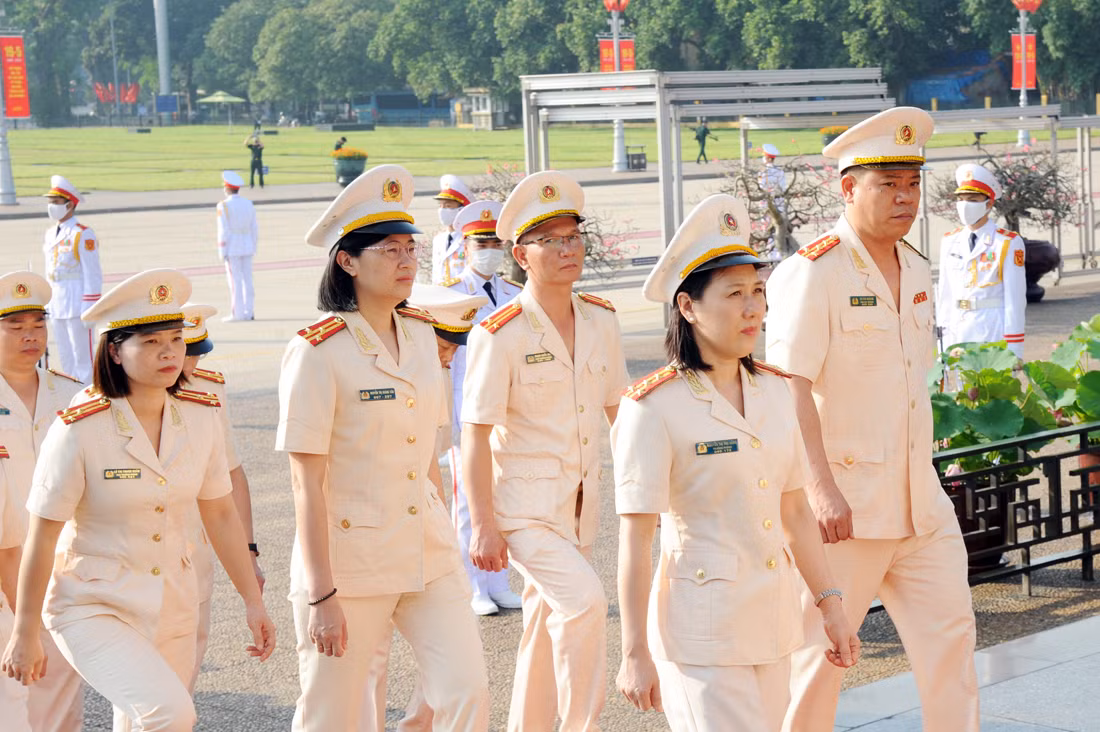 Lãnh đạo Đảng, Nhà nước và Bộ Công an vào Lăng viếng Chủ tịch Hồ Chí Minh -0