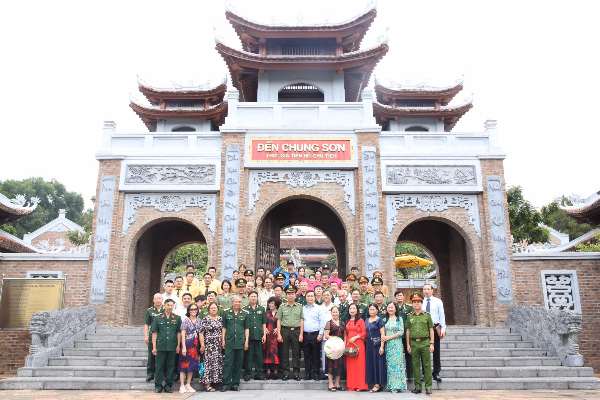 Thượng tướng Trần Quốc Tỏ dâng hương, dâng hoa tại Khuu di tích Kim Liên -0