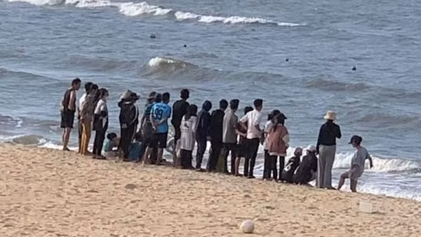Rủ nhau tắm biển, một học sinh đuối nước tử vong thương tâm
