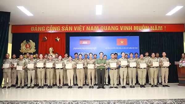 Bế giảng lớp bồi dưỡng cảnh vệ cho cán bộ Campuchia