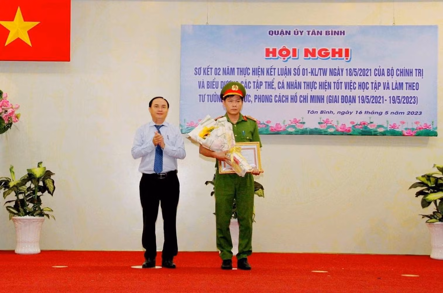 Trao Bằng khen của Bộ Công an cho Trung úy Trần Nhật Duy -0