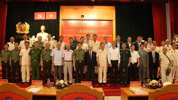 Thủ tướng Chính phủ tặng Cục Quản lý xuất nhập cảnh 11 chữ vàng