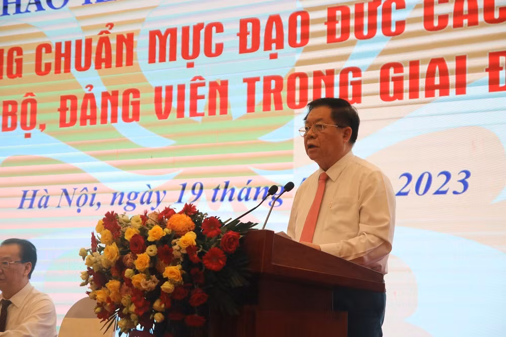 Xây dựng Đảng về đạo đức và xây dựng đạo đức cách mạng của cán bộ đảng viên là vấn đề rất hệ trọng -0