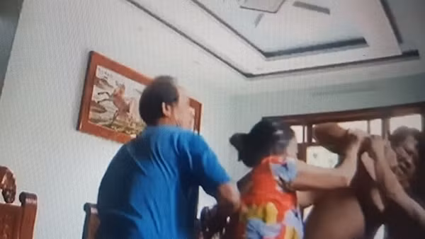 Mâu thuẫn mua bán vật liệu xây dựng, mang súng đến bắn loạn xạ trong khu dân
