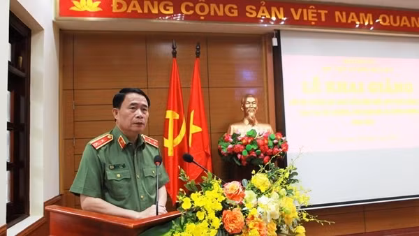 Khai giảng lớp bồi dưỡng cập nhật kiến thức mới, kiến thức nâng cao