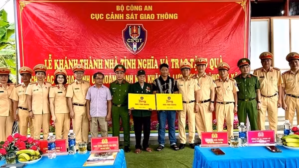 Trao tặng 2 nhà tình nghĩa cùng nhiều phần quà cho Công an xã và người dân Nam Đông