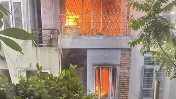 Cháy nhà 4 tầng, cả gia đình leo ban công qua nhà hàng xóm thoát nạn
