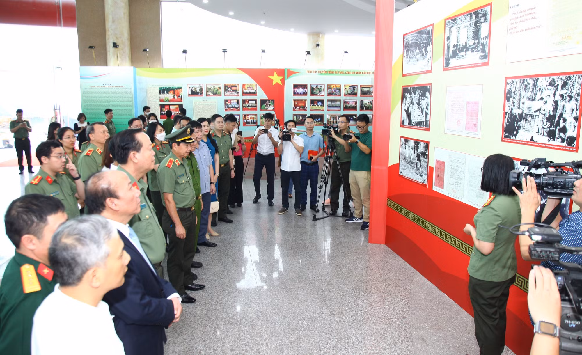 Khai mạc triển lãm “75 năm - Công an nhân dân làm theo lời Bác” -0