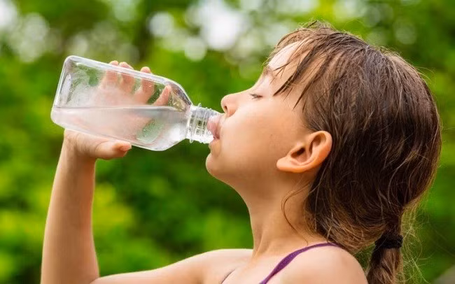 Xử trí thế nào khi trẻ bị say nắng? -0