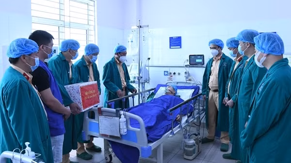 Lãnh đạo Bộ Công an thăm hỏi, tặng quà Thiếu tá CSGT bị đối tượng vi phạm nồng độ cồn đâm trọng thương