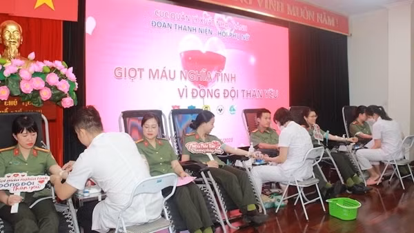 Cán bộ, chiến sĩ Cục Quản lý xuất nhập cảnh hiến máu nhân đạo