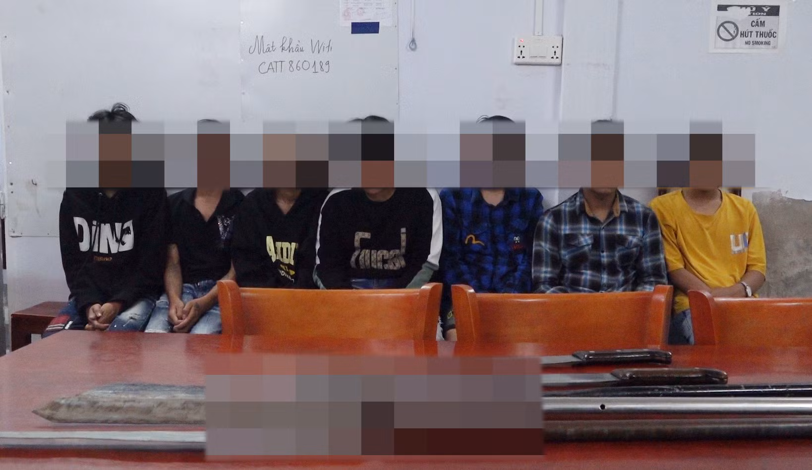 Kịp thời ngăn chặn nhóm thiếu niên sử dụng hung khí chuẩn bị chém nhau -0