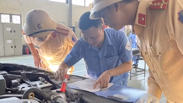 CSGT tiếp tục tăng cường hỗ trợ các trung tâm đăng kiểm