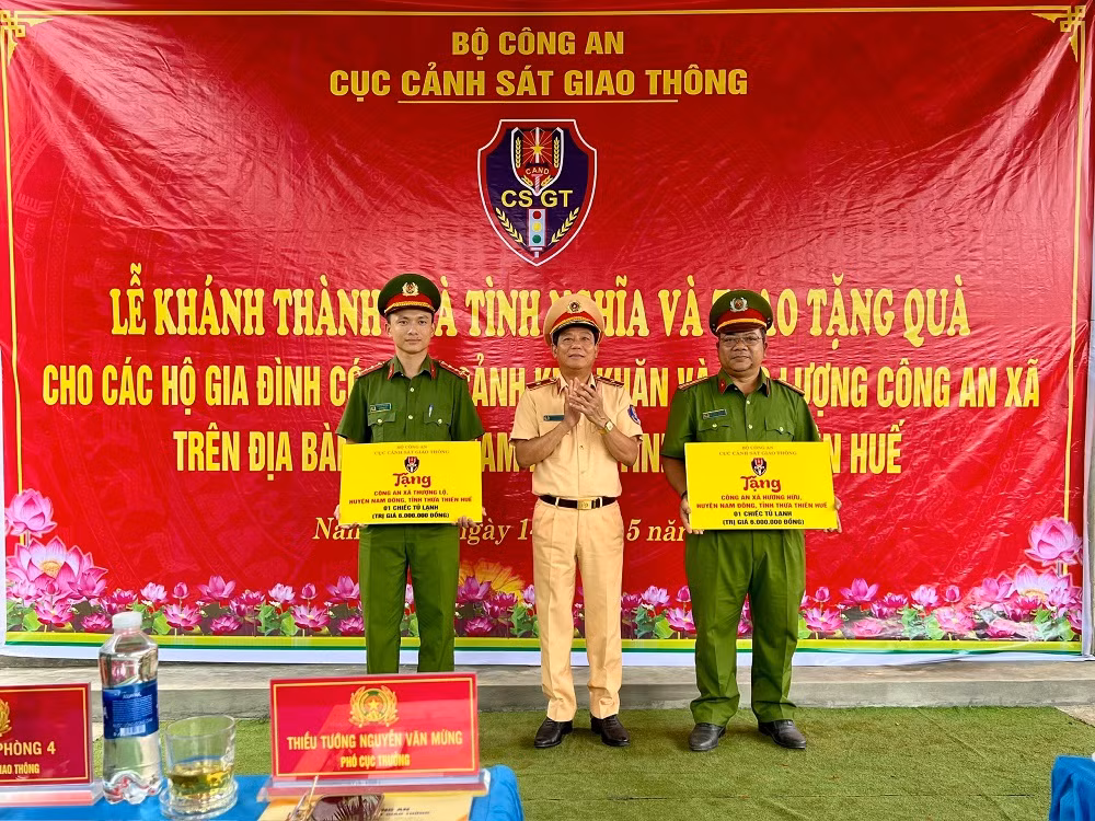 Trao tặng 2 nhà tình nghĩa và nhiều phần quà cho Công an xã, người dân huyện miền núi Nam Đông -0