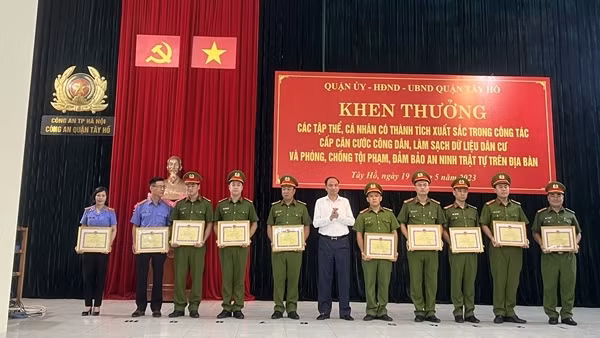 Công an quận Tây Hồ hoàn thành 100% cấp căn cước công dân và định danh điện tử