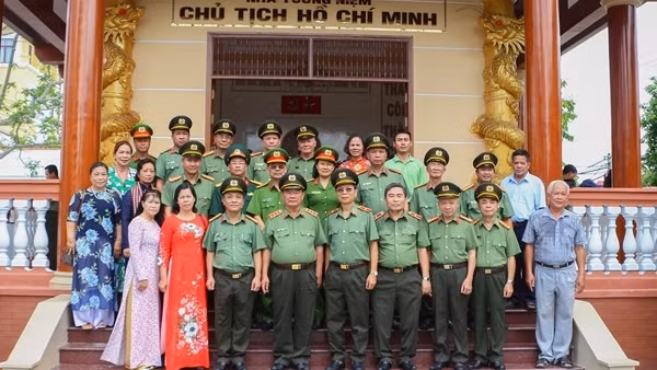Đoàn sĩ quan Công an hưu trí hành trình về nguồn