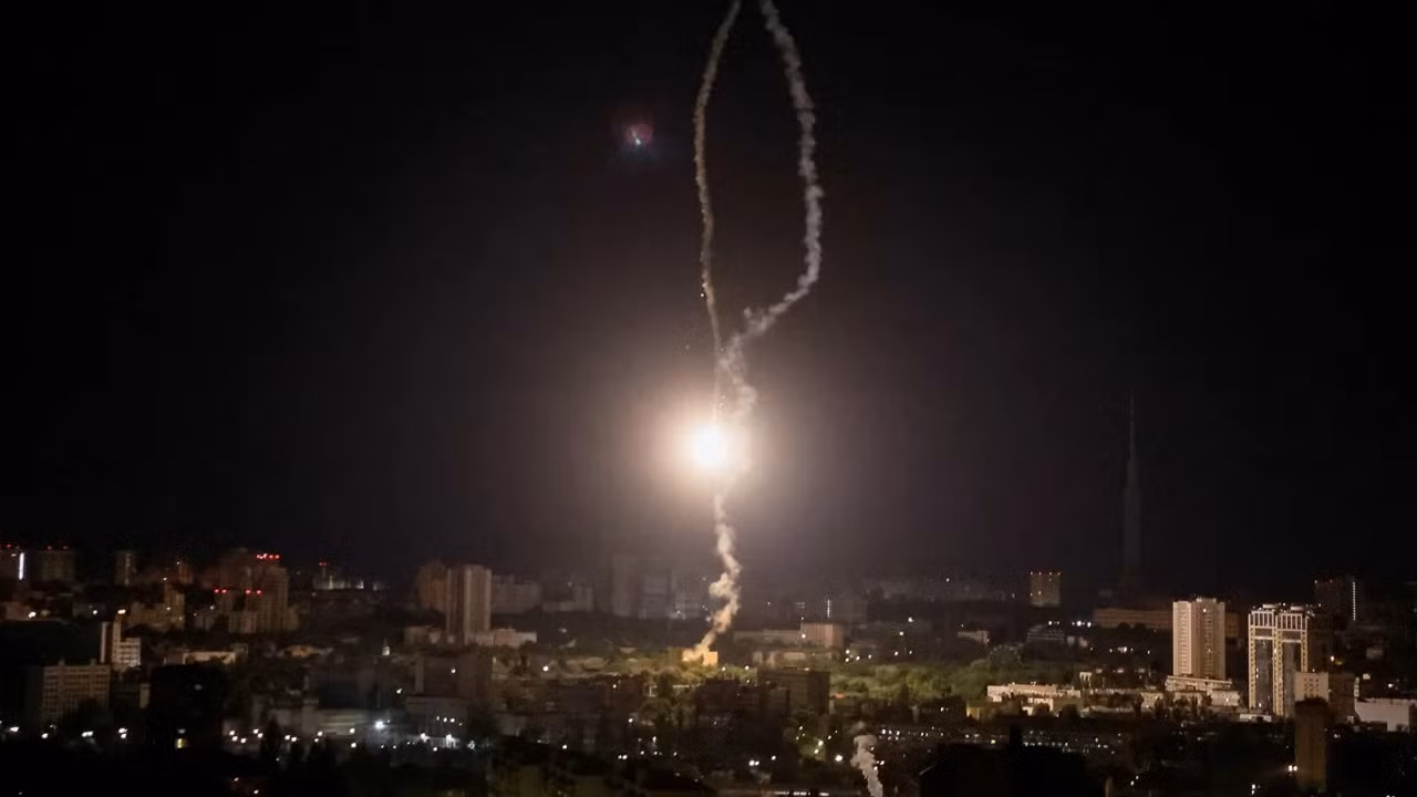 Nga: Tên lửa Kinzhal phá đài radar và 5 bệ phóng Patriot ở Kiev -0