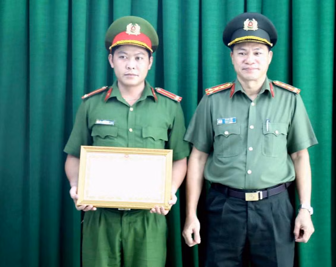 Trao Bằng khen của Bộ Công an cho Trung úy Trần Nhật Duy -0