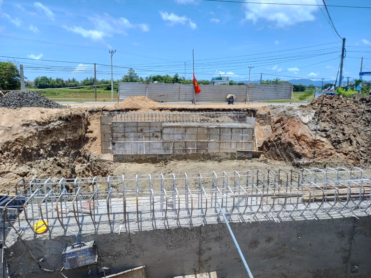 Vụ sập đất công trình khiến một người tử vong ở Phú Yên: Chủ đầu tư và Nhà thầu thi công nói gì -0