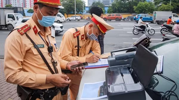 Tài xế vi phạm được CSGT "check VAR" ngay tại chốt xử lý