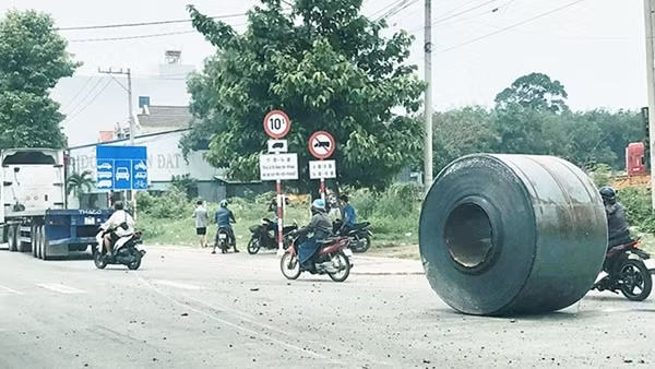 Nguy hiểm rình rập từ các xe chở thép cuộn thiếu an toàn