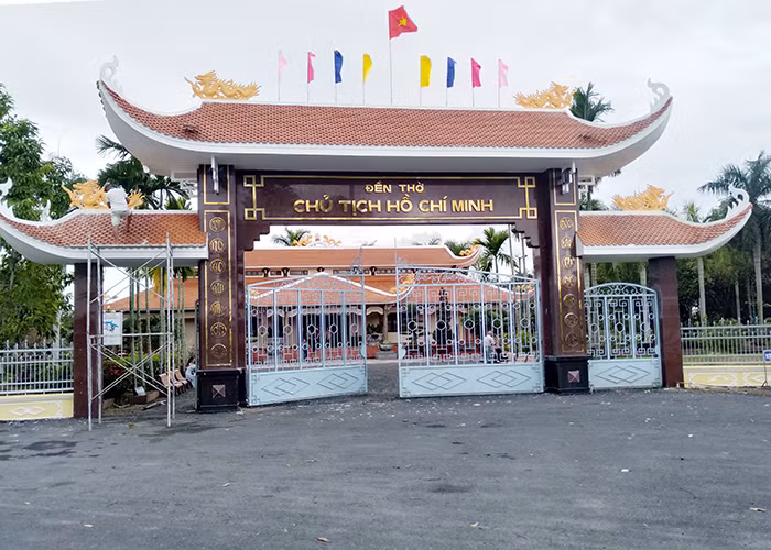 Viếng đền thờ Bác Hồ ở Châu Thới -0