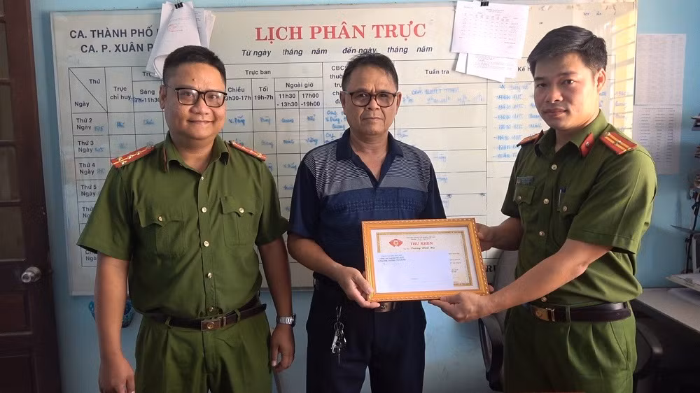 Tặng thư khen cho 2 công dân không tham của rơi -0