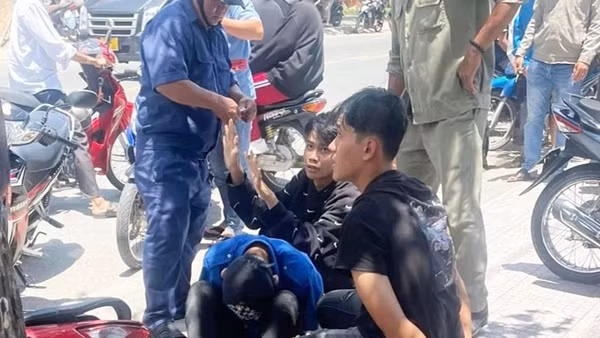 Ngăn nhặn 2 nhóm “trẻ trâu” xách hung khí đi giải quyết mâu thuẫn