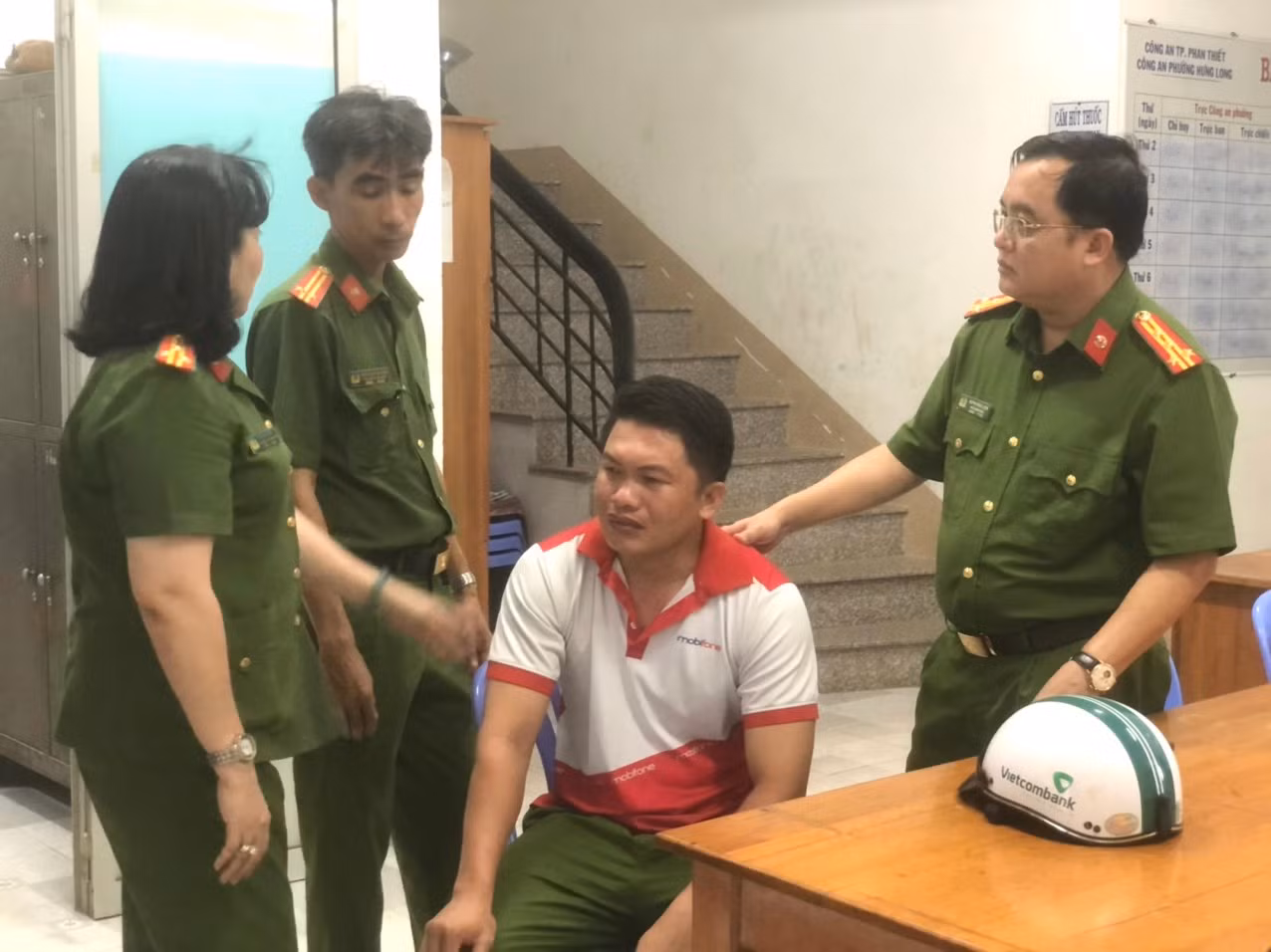 Đối tương tâm thần tấn công cảnh sát khu vực khi thi hành nhiệm vụ -0