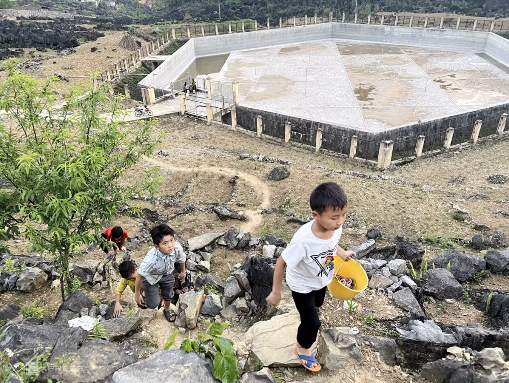 học sinh trường phổ thông bán trú vần chải giặt quần áo sau giờ học, sau lưng các em là hồ treo -ảnh hồng chiêu.jpg -0