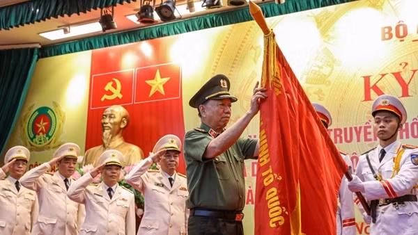Cục Quản lý Xây dựng và doanh trại đón nhận Huân chương Bảo vệ Tổ quốc hạng Nhất