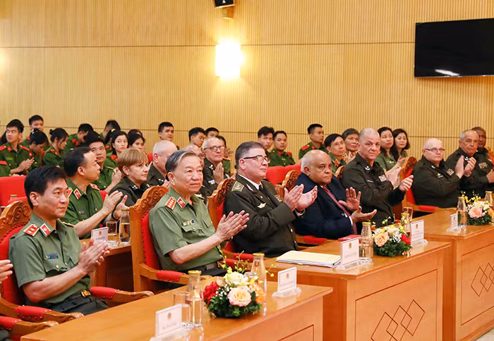 Trao phần thưởng cao quý của Đảng, Nhà nước, và Bộ Công an Việt Nam tặng Bộ Nội vụ Cuba -1