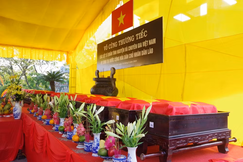 Truy điệu, an táng 16 hài cốt các liệt sĩ đưa từ chiến trường Lào về -0