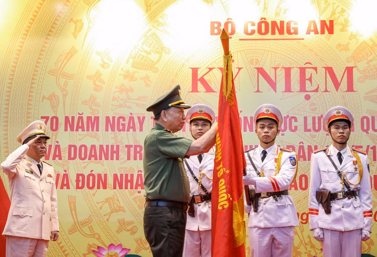 Cục Quản lý Xây dựng và doanh trại đón nhận Huân chương Bảo vệ Tổ quốc hạng Nhất -0