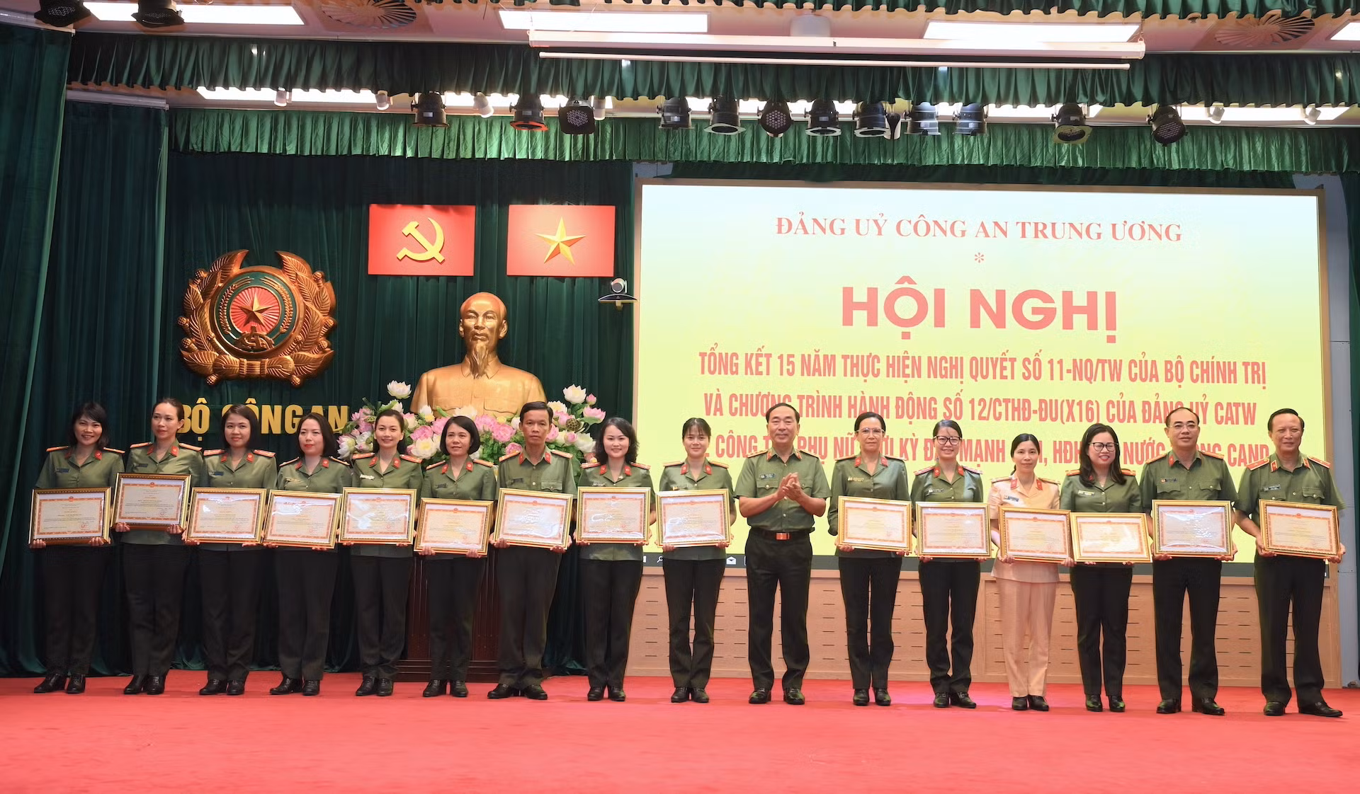 Nâng cao hiệu quả công tác phụ nữ thời kỳ đẩy mạnh CNH, HĐH đất nước trong CAND -0